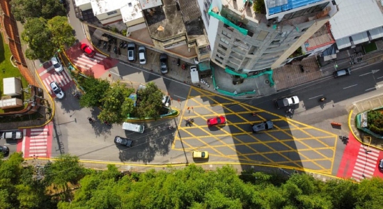 Se está modernizando el alumbrado público de toda la calle 56