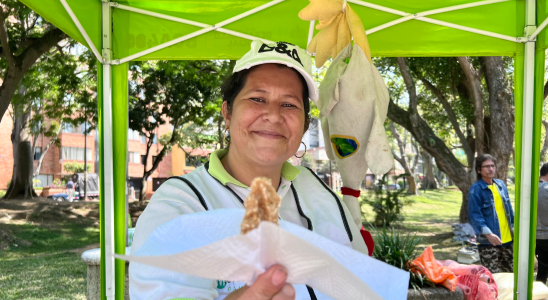 Doña Rosa viene todos los domingos, desde el corregimiento 1, para atender a los bumangueses con la mejor actitud y los mejores precios en el Parque San Pío.