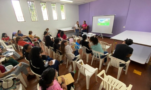 Capacitamos a mujeres emprendedoras en atención al cliente y WhatsApp Business