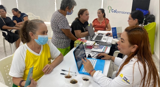 Más de 100 adultos mayores se capacitaron en educación financiera
