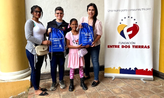 Nos unimos con la Fundación Entre Dos Tierras y Blumont para entregar kits escolares a niños