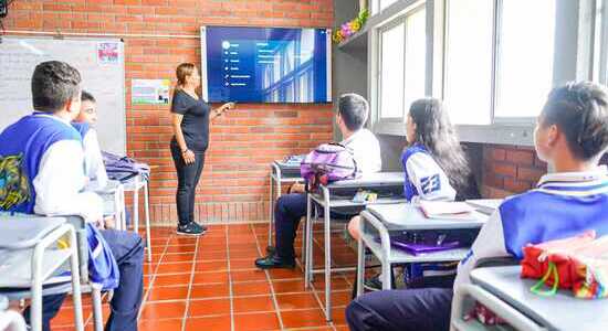 Nuevas herramientas tecnológicas fortalecen la enseñanza académica en el colegio Comuneros