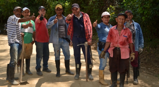 Después de 20 años, la vía de la vereda Los Angelinos recibe mantenimiento con la nueva maquinaria