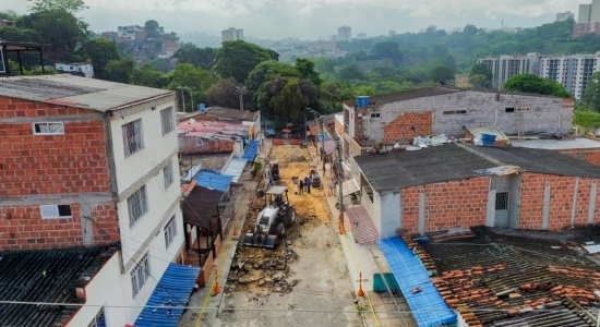 Después de 40 años, se está reconstruyendo vía del barrio Bucaramanga