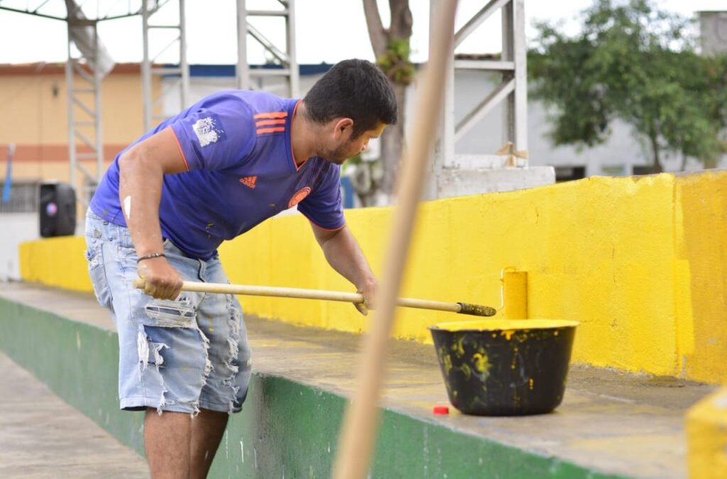 Infractores del Código de Policía embellecieron  la cancha del Parque Romero