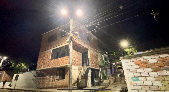 Más 30 luminarias se cambiaron por garantía en el barrio Claveriano ¡Así lucen sus calles ahora!