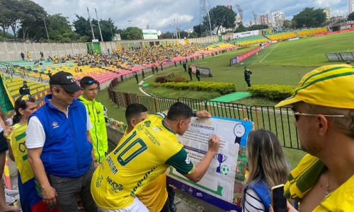 Barristas firman pacto de convivencia en Estadio Alfonso López