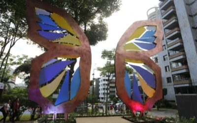 Ya vuela en el Parque San Pío la escultura ‘Mariposa Olguita’, donada por Mario Hernández a la ciudad