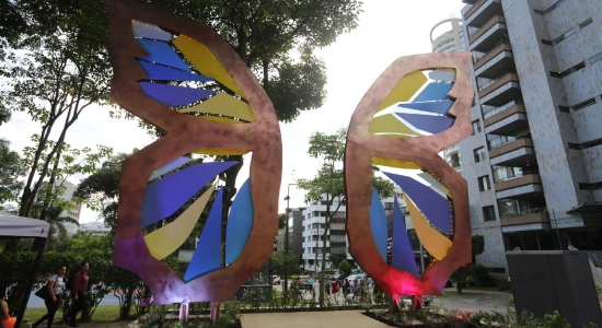 Ya vuela en el Parque San Pío la escultura ‘Mariposa Olguita’, donada por Mario Hernández a la ciudad