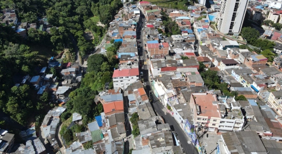 Después de 30 años se repavimentó por completo la vía principal del barrio Albania