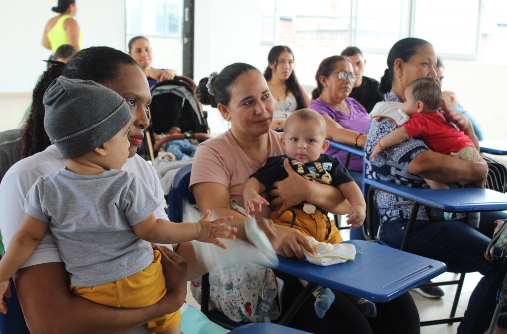 Familias en condición de vulnerabilidad se capacitan en cuidado de la salud mental