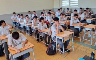 En el colegio Salesiano se cambiaron los deteriorados pupitres por modernos mobiliarios