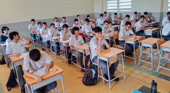 En el colegio Salesiano se cambiaron los deteriorados pupitres por modernos mobiliarios