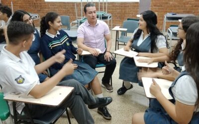 Estudiantes de colegio oficial practican inglés con lenguaje de señas