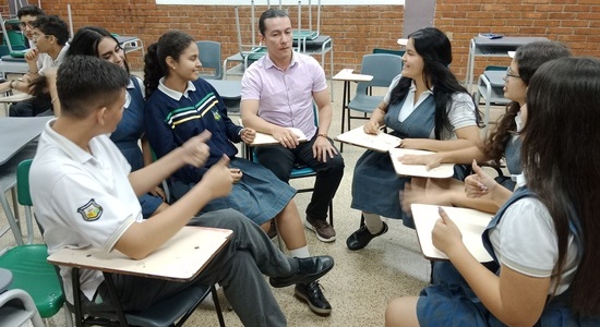 Estudiantes de colegio oficial practican inglés con lenguaje de señas