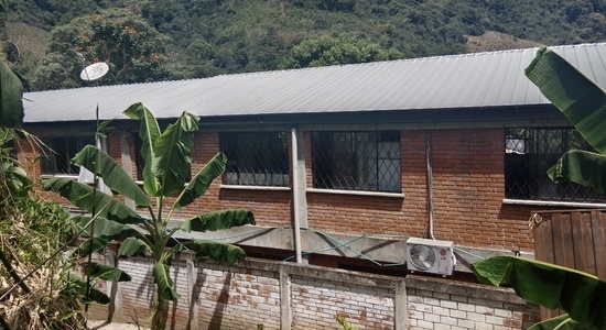 Con cubierta nueva, el colegio rural Vijagual quedó protegido del agua y el sol