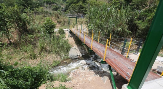 Por fin se construyó el puente peatonal de la quebrada La Lomera