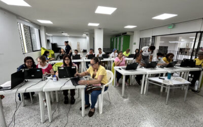 El curso de alfabetización digital que realizan adultos mayores en Bucaramanga