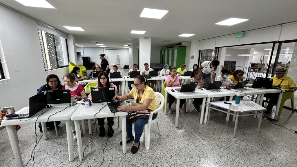 El curso de alfabetización digital que realizan adultos mayores en Bucaramanga