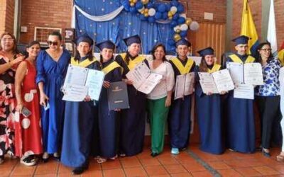 Seis firmantes de paz se graduaron como bachilleres en el colegio Comuneros de Bucaramanga