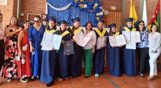 Seis firmantes de paz se graduaron como bachilleres en el colegio Comuneros de Bucaramanga