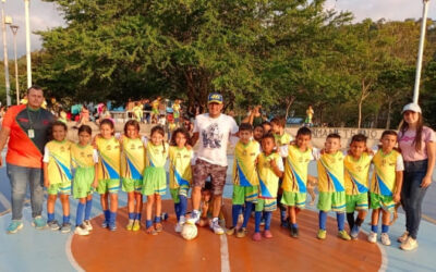 Alcaldía entregó 930 uniformes deportivos a niños y niñas de la ciudad