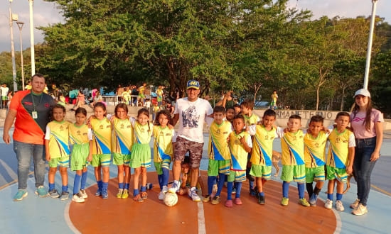 Alcaldía entregó 930 uniformes deportivos a niños y niñas de la ciudad