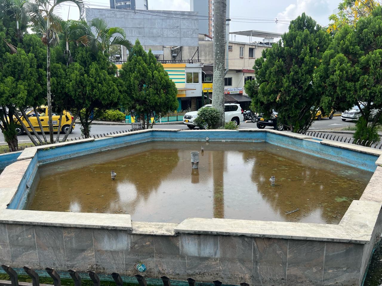 Sin agua estancada y limpia, quedó la fuente de mejoras públicas