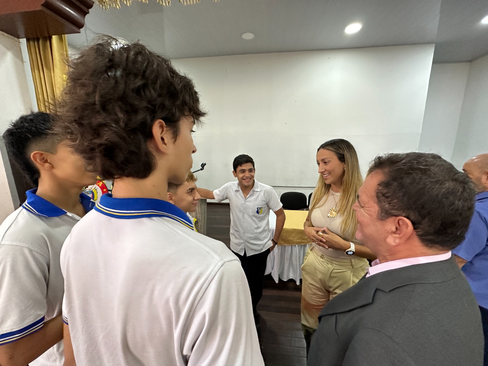 Alcaldía de Bucaramanga fortalece la educación con entrega de equipamiento tecnológico