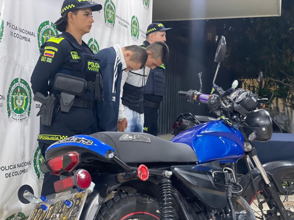 Imagen policía junto a presuntos delincuentes