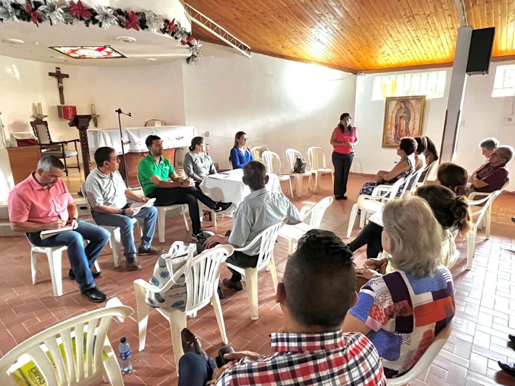 Imagen personas reunidas