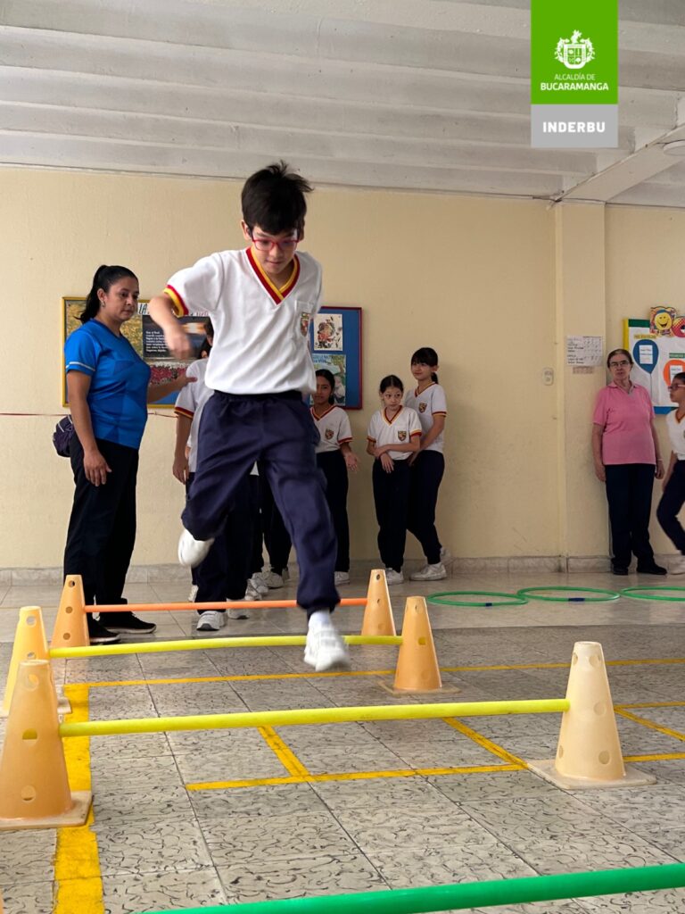 Imagen niño saltando