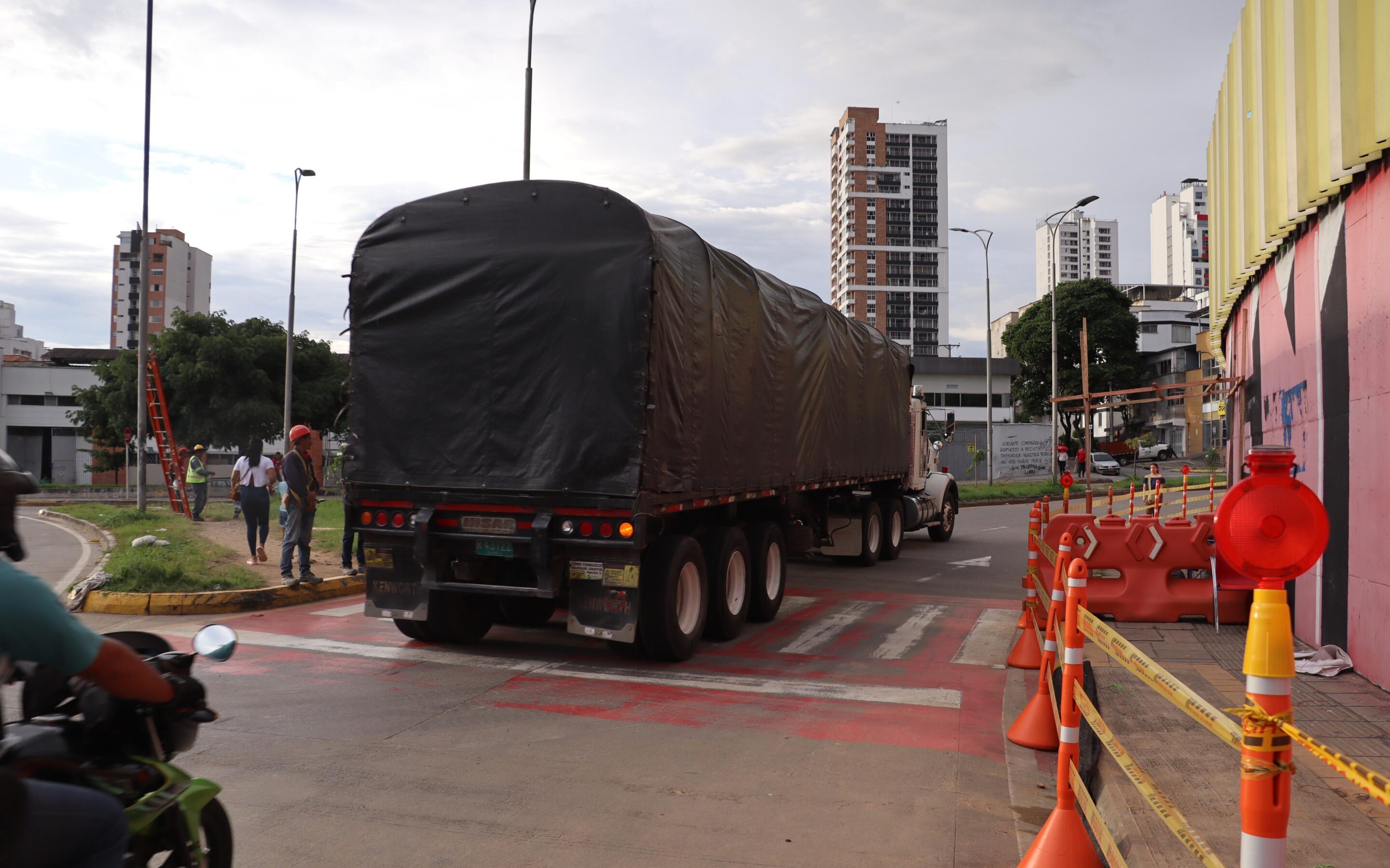 Habilitada a un carril Av. Quebradaseca con 27 y 30