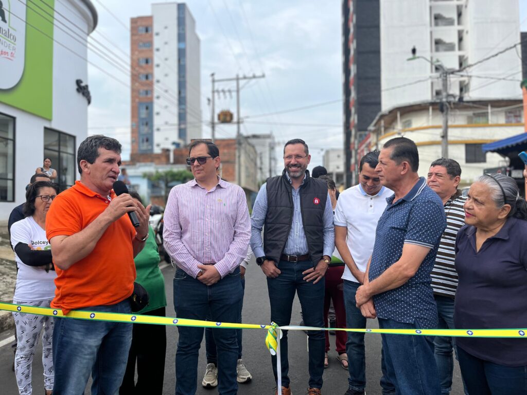 La carrera 17 entre calles sexta y octava del barrio Comuneros, tuvo intervención de su malla vial por deterioro del corredor.