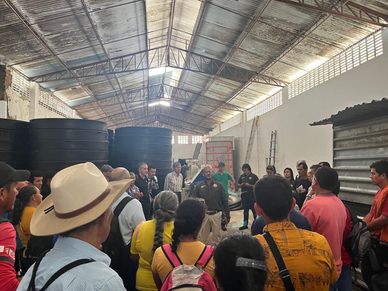 Entregamos de tanques de agua a pequeños productores afectados por el fenómeno del niño