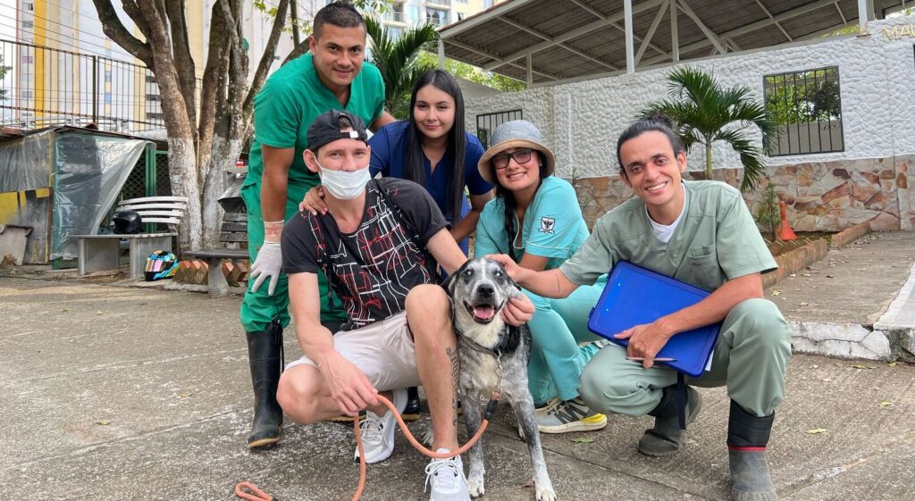 ‘Lucas’, el canino ciego rescatado en un abismo, ya regresó a su casa en Bucaramanga