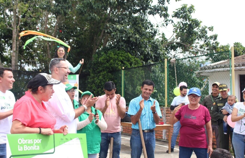 Entrega de recursos de convenios solidarios en la vereda Magueyes de Bucaramanga.