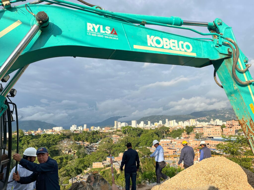 Se inició construcción de pantalla anclada en La Feria.
