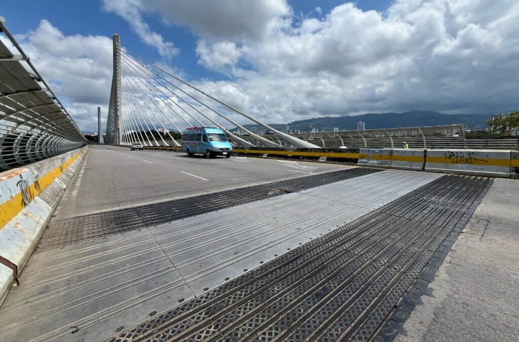 Alcaldía realizó mantenimiento a rejillas sueltas del Viaducto La Novena