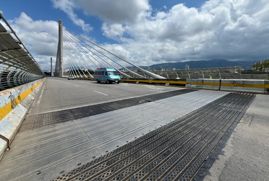 Mantenimiento a rejillas sueltas en el viaducto La Novena.