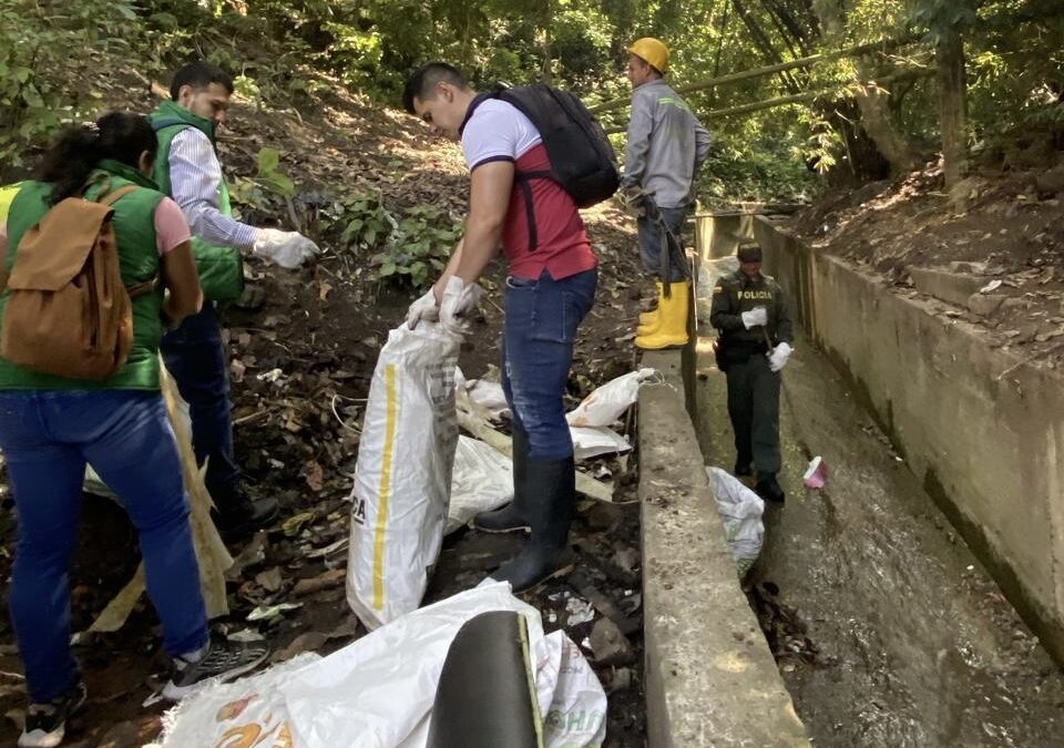 Bucaramanga conmemora el Día Internacional de Acción por los Ríos con limpieza y recuperación de quebradas