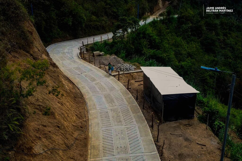 Zona rural estrena 400 metros lineales de placa huella