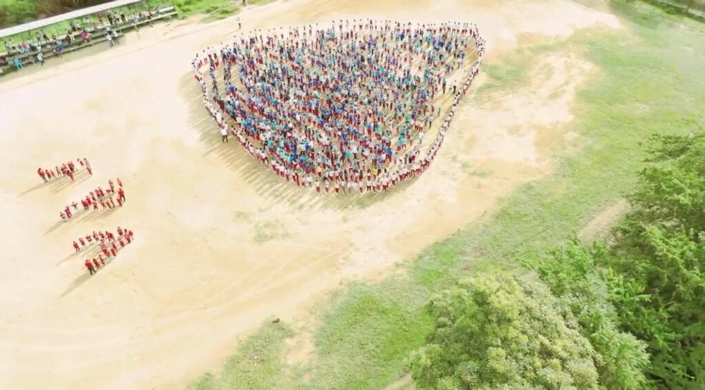 Colegio Fe y Alegría celebra el Día Mundial del Agua con la gota humana más grande