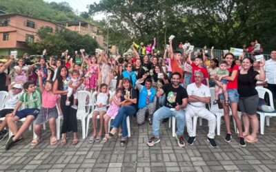 «Bucarasanta en el barrio» revoluciona la tarde familiar de propios y visitantes