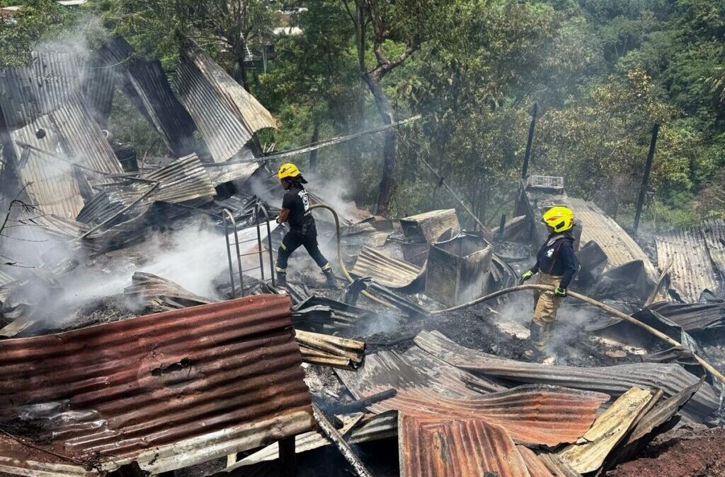 Así Bomberos controló el incendio estructural en el barrio El Nogal