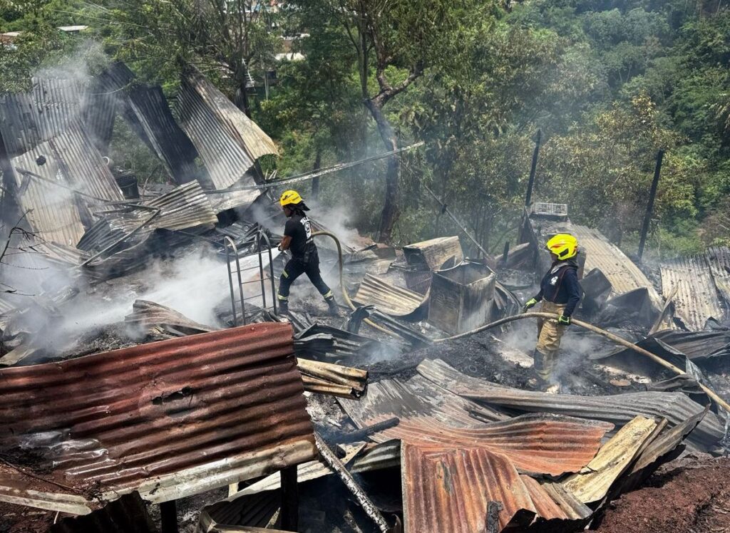 Así Bomberos controló el incendio estructural en el barrio El Nogal