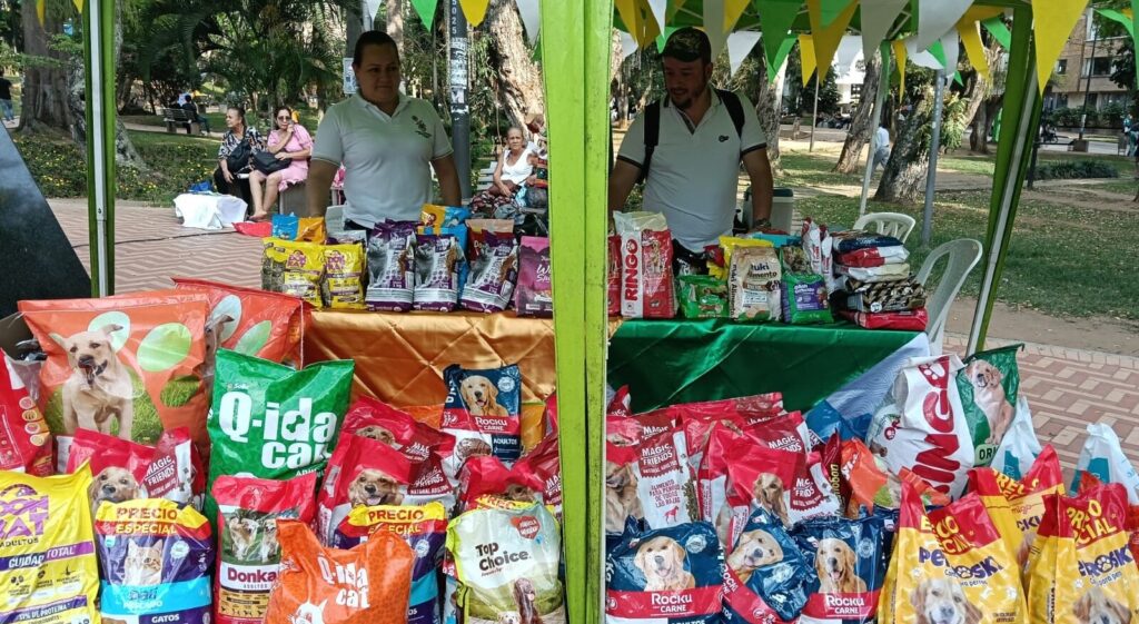 Radiotón por los peluditos en la parque San Pío.