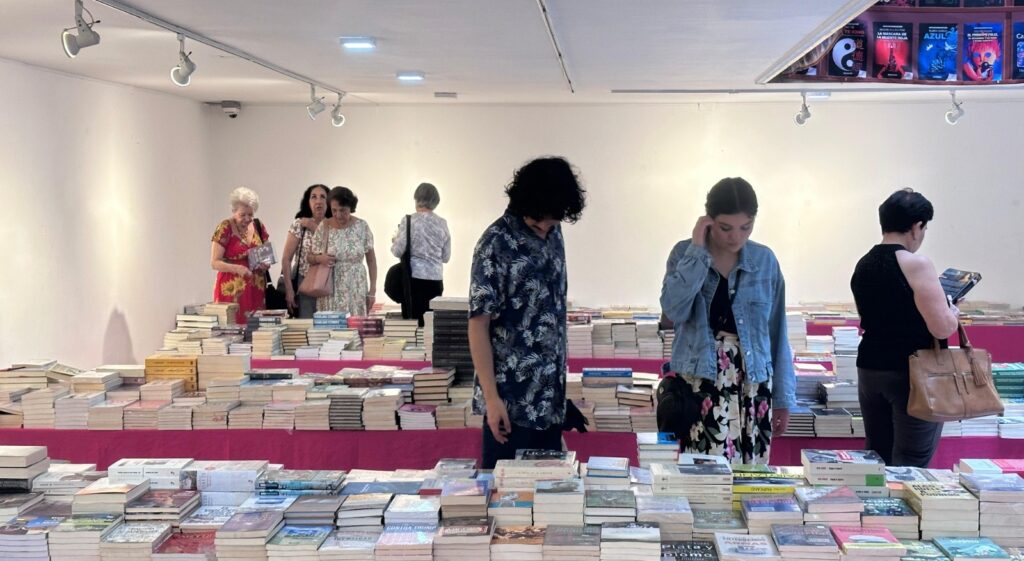Gran Outlet de Libros en la Biblioteca Pública Gabriel Turbay