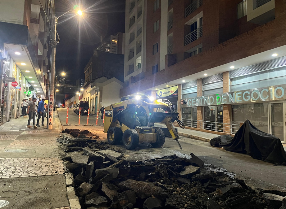 Estamos pavimentando la calle 35 con 25