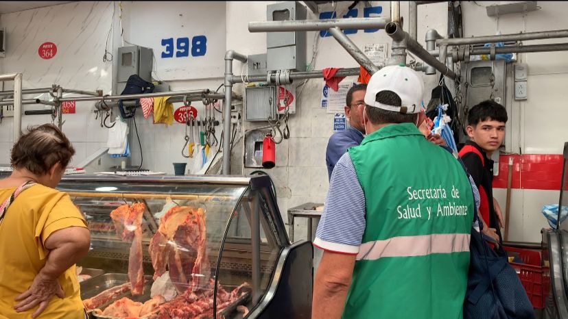 Secretaría de Salud decomisa carne molida en Plaza de San Francisco por incumplimiento de norma sanitaria